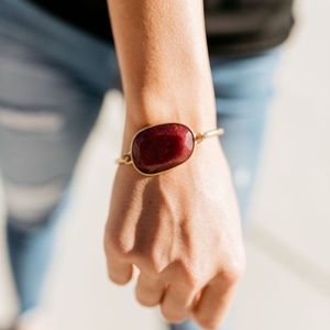 Fantastic Faceted Stone Bracelet In Burgundy